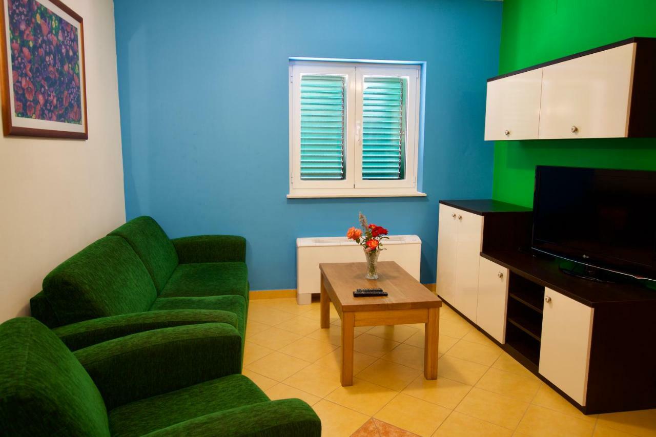 Pansion Hrga Hotel Vodice Buitenkant foto